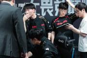 黑白体育-Rookie在FPX比赛中绝杀，出色防守引发热议！的简单介绍