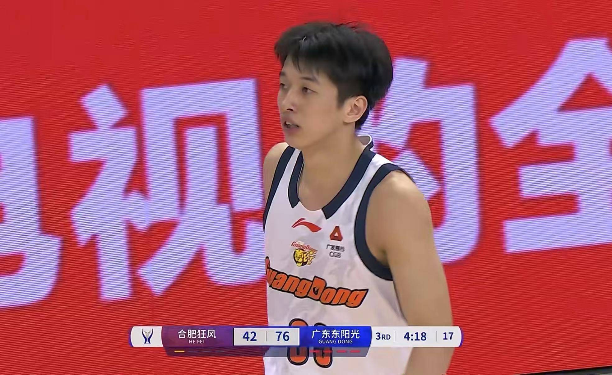 集结日广东宏远调整名单以备欧联，篮板制胜环节打磨，媒体盛赞，年轻球员得到机会的简单介绍